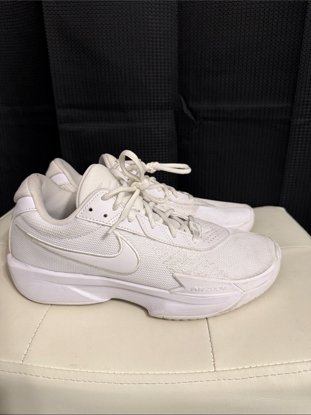 Nike Air Zoom GT Cut Academy sneakers in white Sz 8 Good condition